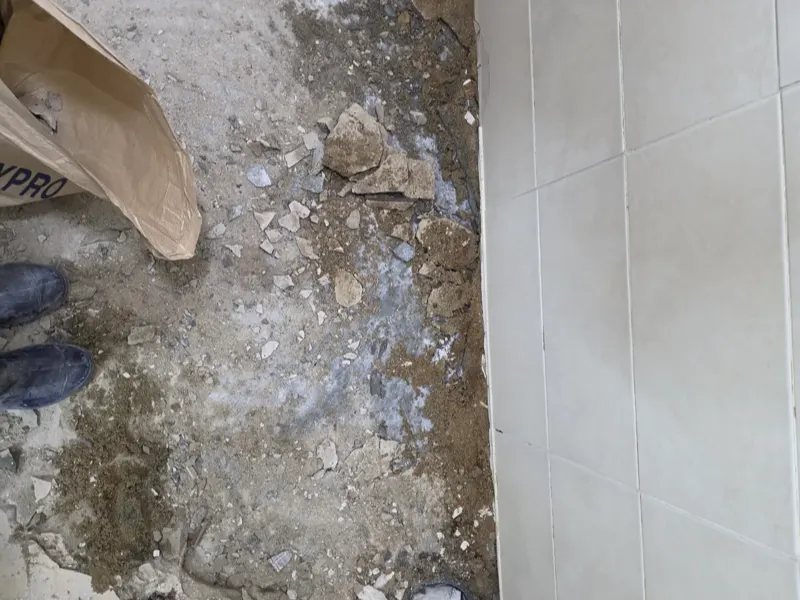 계룡 바닥을 깨고 드러낸 화장실 배관 자리