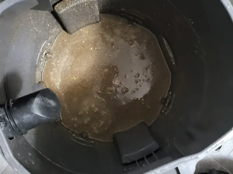 계룡 석션 장비 통에 빨려 나온 오수와 찌꺼기